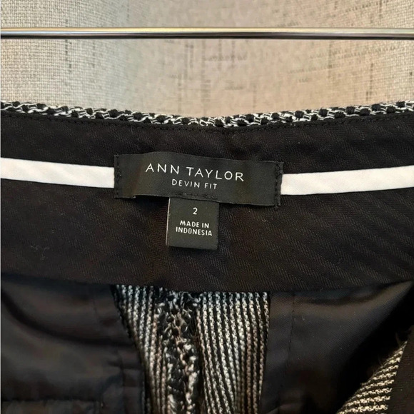 Ann Taylor Pants Size 2 Devin Fit. Black and White pattern. Winter staple pant. - Picture 6 of 7